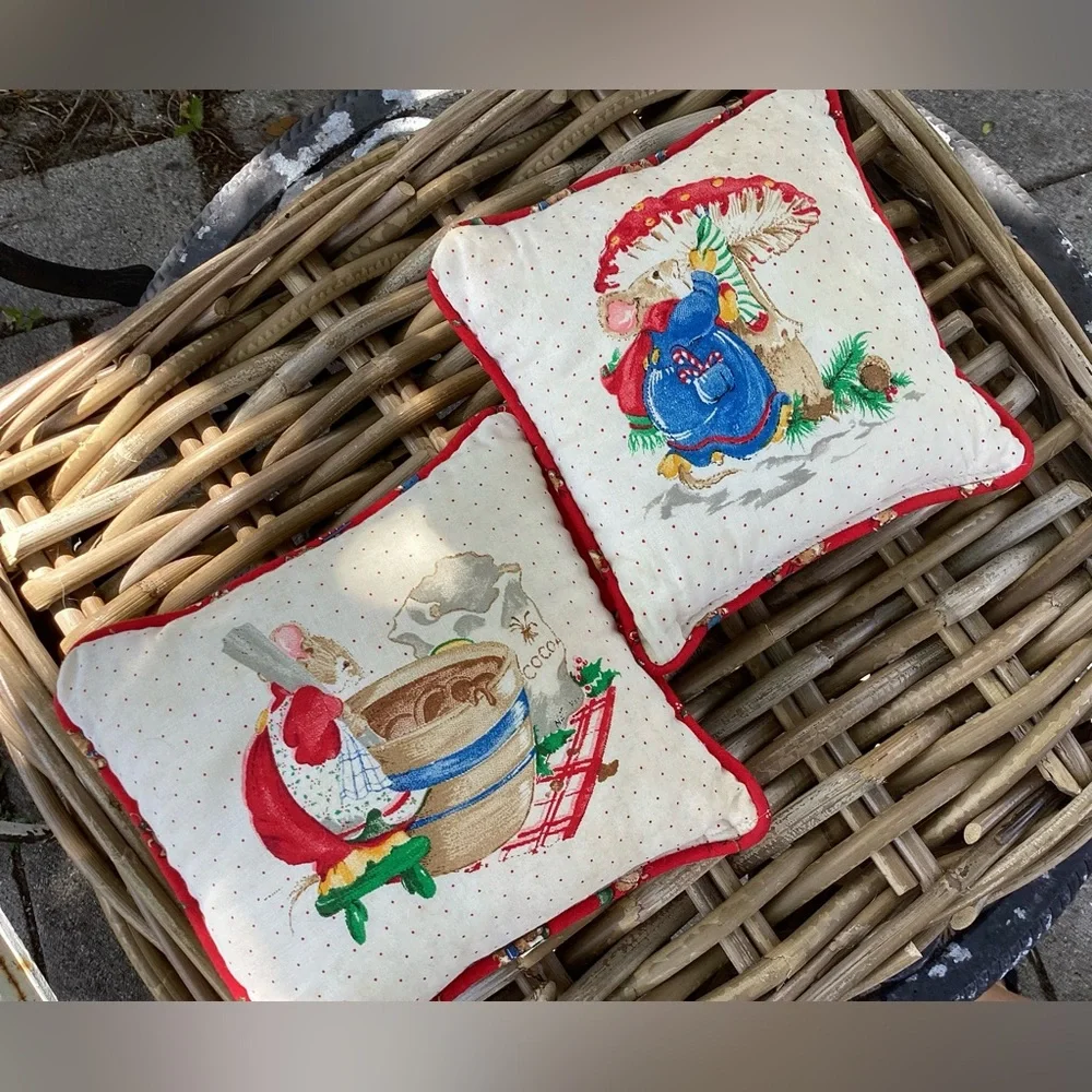Cranston Mistletoe Mice Christmas Small Decorative Cottage-core Pillow Set (2)